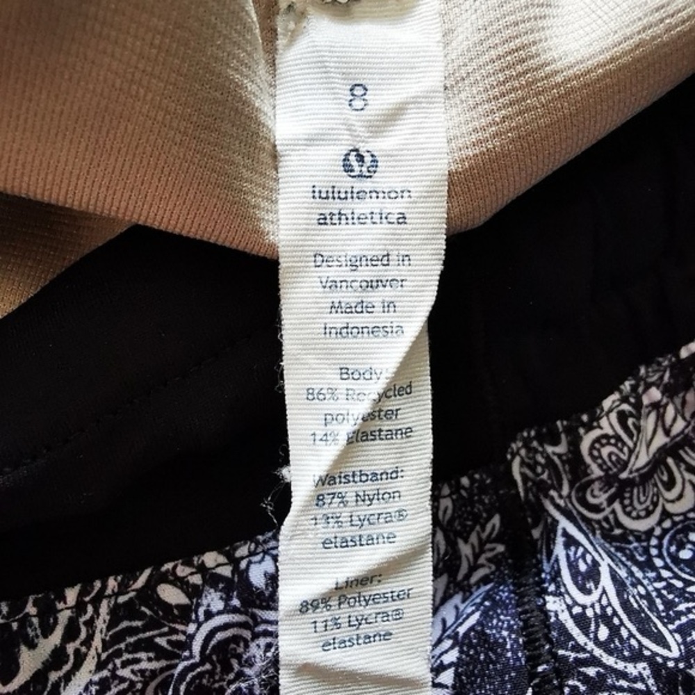 Lululemon Hotty Hot Short (Long)Mini Antique Paisley White Black / Black size 8 - Picture 10 of 10